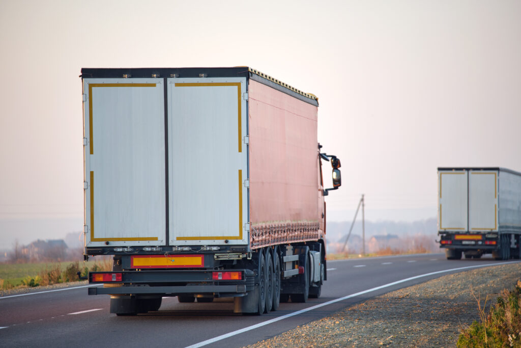 Zwei Transporter auf der Autobahn